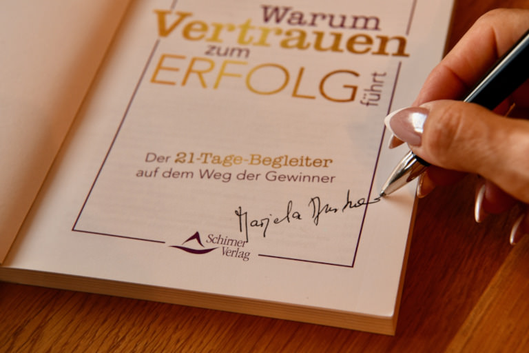 Unterschrift auf dem Buch-Cover von Marjeta Gurtner